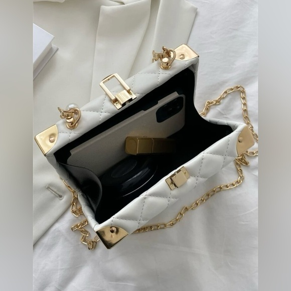 Quilted Pearl & Diamond Clasp
Handle Box Bag With Metal Chain - Picture 2 of 5